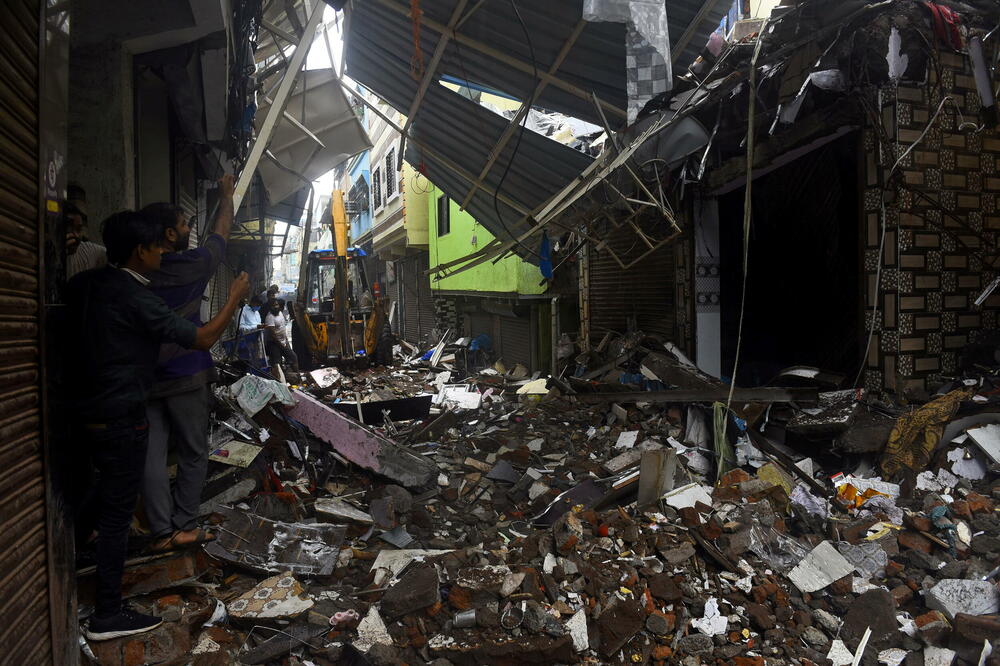 Zgrada se urušila zbog klizišta, Foto: REUTERS