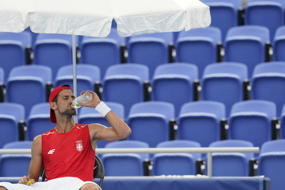 I Novak Đoković se žalio na veliku vrućinu, Foto: Beta/AP