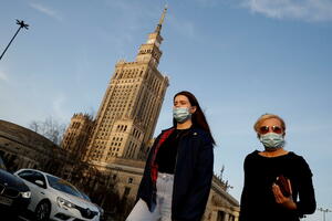 Antivakcinaši u Poljskoj počeli da napadaju centre za vakcinaciju...
