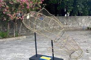 Umjetničke instalacije od plastičnog otpada krase Trg od kulture u...