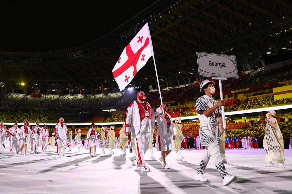 Ne opterećuje se težinama, a diže kao iz šale: Laša Talakadze nosi zastavu Gruzije na otvaranju Igara, Foto: Reuters