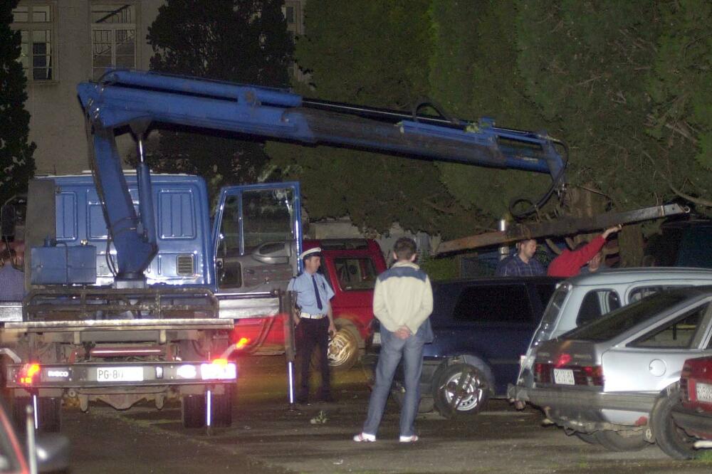 Policija na mjestu gdje je pronađen automobil i automatska puška kojom je ubijen Duško Jovanović 2004., Foto: Boris Pejović