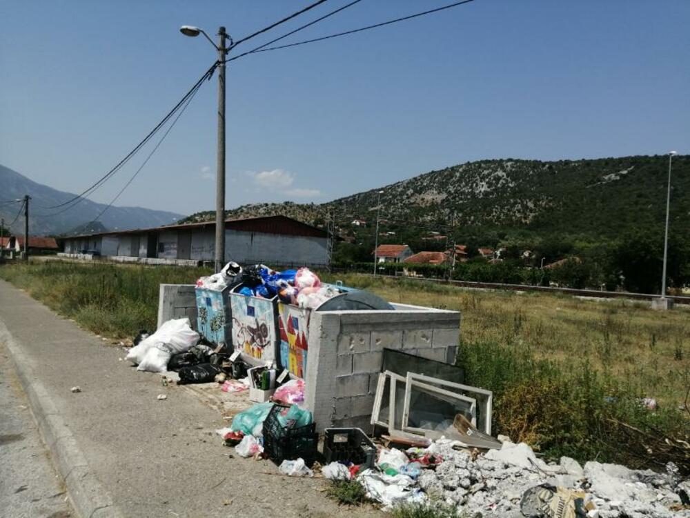 <p>Reporterka Vijesti danas je fotografisala mini deponije u gradskom naselju Pažići, ali u naseljima duž martinićkog puta - Potkraju Šaranovića, Jelenku, Sigama, Pjeskovima i na Ciglani.</p>