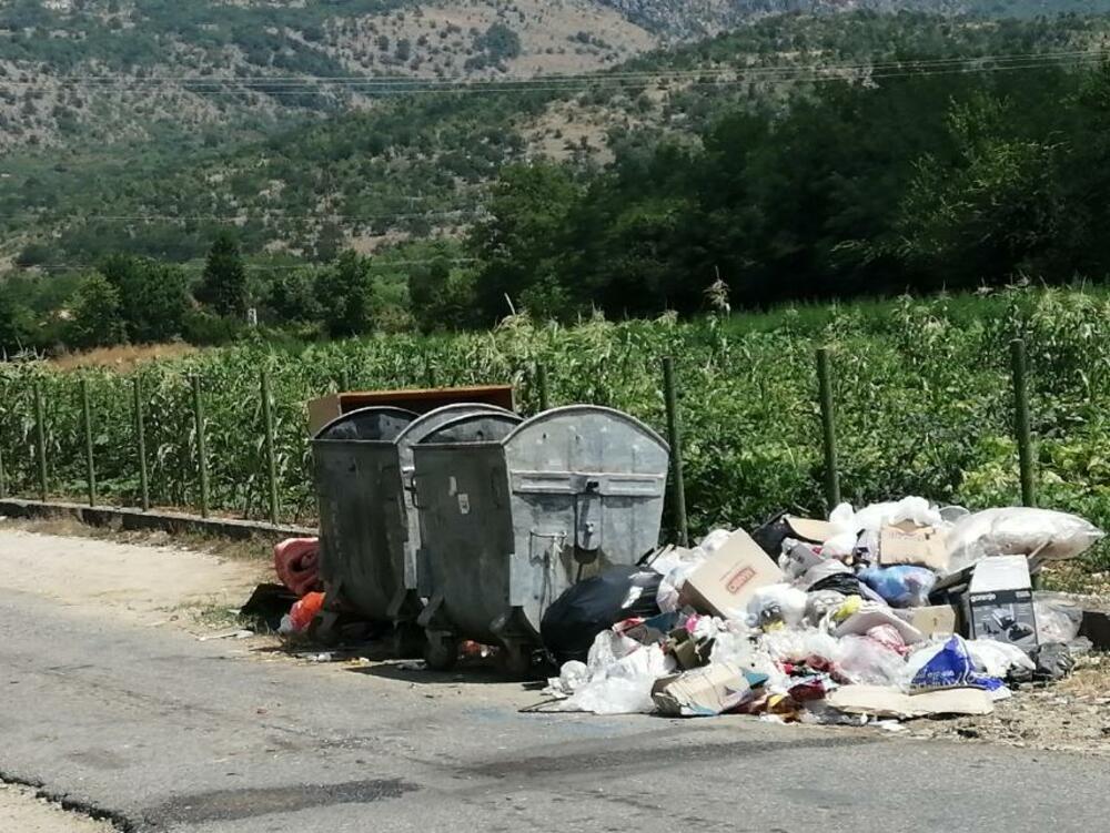 <p>Reporterka Vijesti danas je fotografisala mini deponije u gradskom naselju Pažići, ali u naseljima duž martinićkog puta - Potkraju Šaranovića, Jelenku, Sigama, Pjeskovima i na Ciglani.</p>