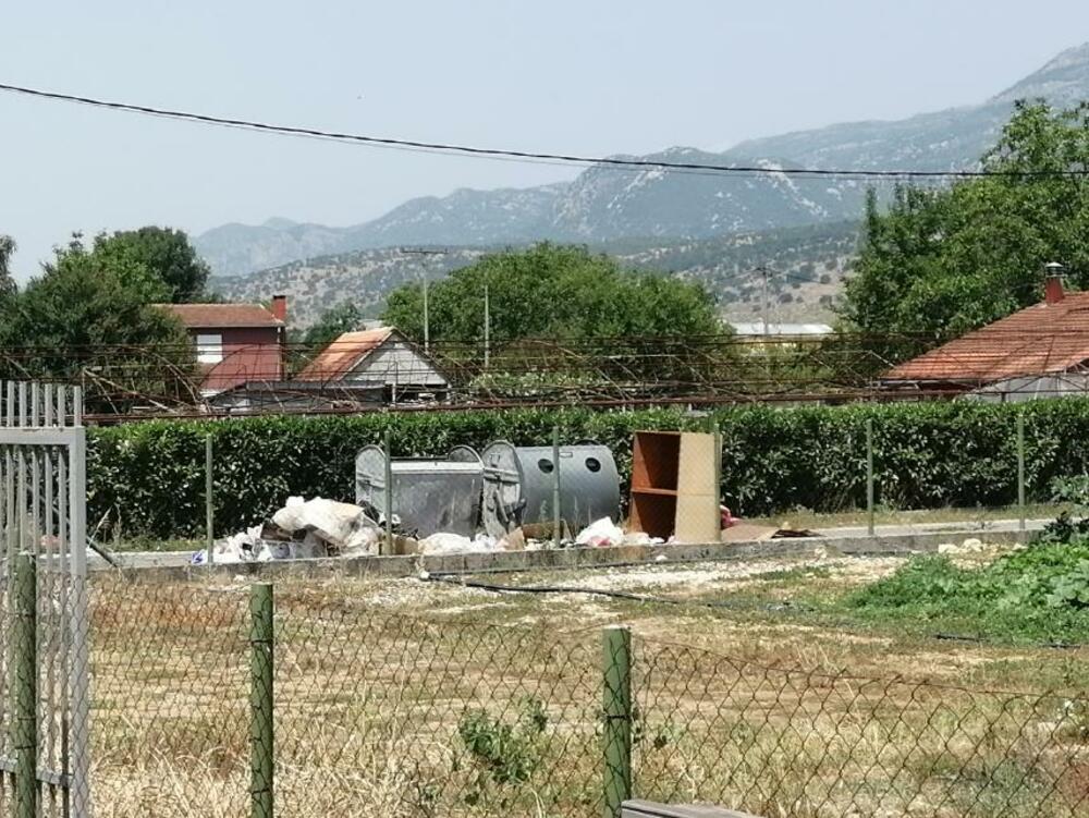 <p>Reporterka Vijesti danas je fotografisala mini deponije u gradskom naselju Pažići, ali u naseljima duž martinićkog puta - Potkraju Šaranovića, Jelenku, Sigama, Pjeskovima i na Ciglani.</p>