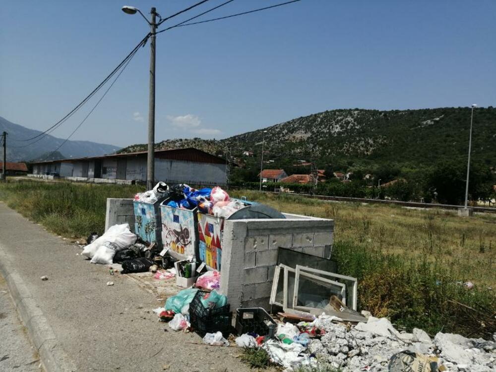 <p>Reporterka Vijesti danas je fotografisala mini deponije u gradskom naselju Pažići, ali u naseljima duž martinićkog puta - Potkraju Šaranovića, Jelenku, Sigama, Pjeskovima i na Ciglani.</p>