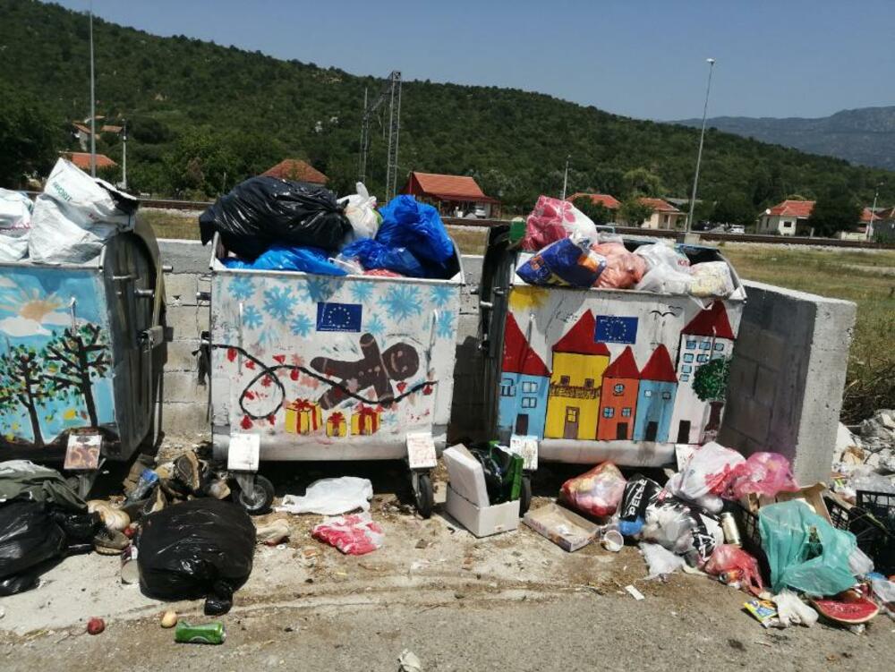<p>Reporterka Vijesti danas je fotografisala mini deponije u gradskom naselju Pažići, ali u naseljima duž martinićkog puta - Potkraju Šaranovića, Jelenku, Sigama, Pjeskovima i na Ciglani.</p>