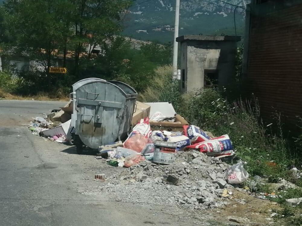 <p>Reporterka Vijesti danas je fotografisala mini deponije u gradskom naselju Pažići, ali u naseljima duž martinićkog puta - Potkraju Šaranovića, Jelenku, Sigama, Pjeskovima i na Ciglani.</p>