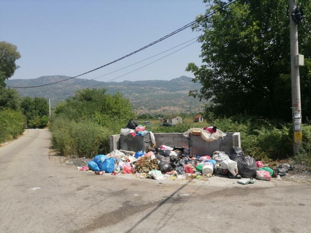 <p>Reporterka Vijesti danas je fotografisala mini deponije u gradskom naselju Pažići, ali u naseljima duž martinićkog puta - Potkraju Šaranovića, Jelenku, Sigama, Pjeskovima i na Ciglani.</p>