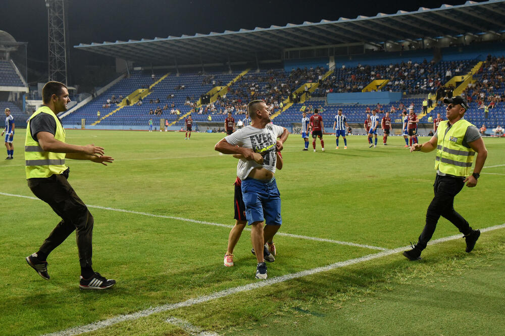 Obezbjeđenje je spriječilo navijača Budućnosti da utrči na teren, Foto: Luka Zeković