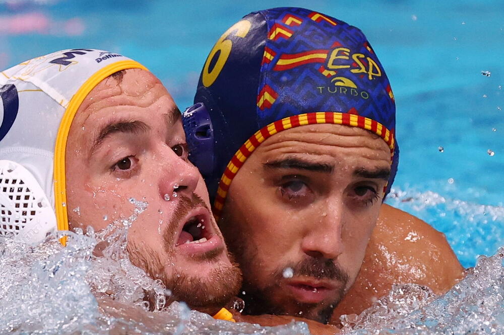 Crnogorski vaterpolista Vladan Spaić u duelu sa Markom Larumbe Gonfausom iz Španije, Foto: KACPER PEMPEL
