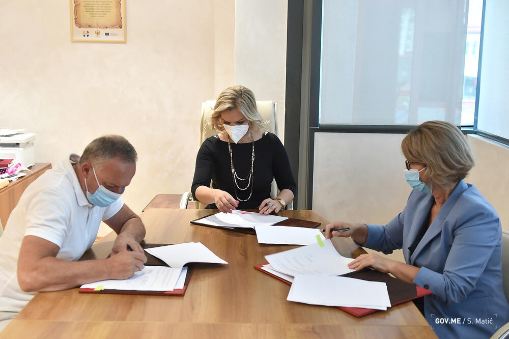Potpisivanje ugovora, Foto: Vlada Crne Gore
