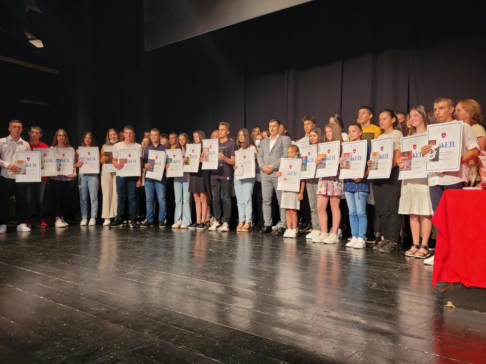 <p>Nagrade “Luča” i zahvalnice za učešće na raznim takmičenjima je dobilo 168 učenika bjelopolskih osnovnih i srednjih škola.</p>