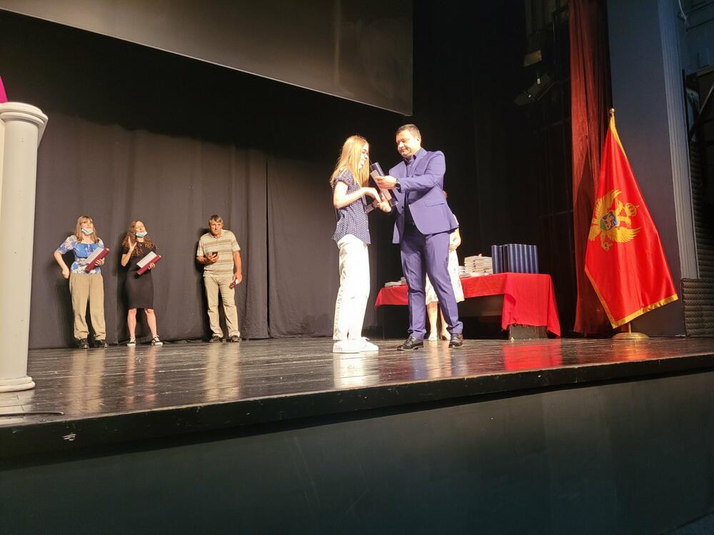 <p>Nagrade “Luča” i zahvalnice za učešće na raznim takmičenjima je dobilo 168 učenika bjelopolskih osnovnih i srednjih škola.</p>