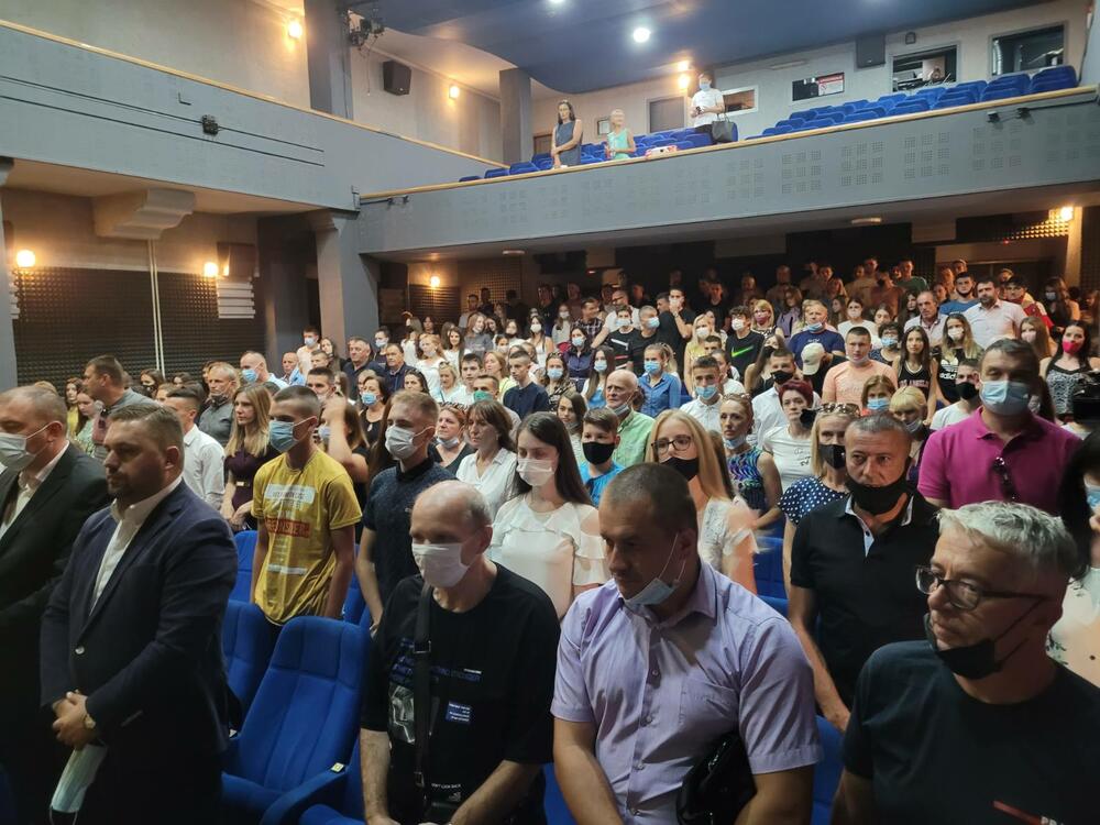 <p>Nagrade “Luča” i zahvalnice za učešće na raznim takmičenjima je dobilo 168 učenika bjelopolskih osnovnih i srednjih škola.</p>