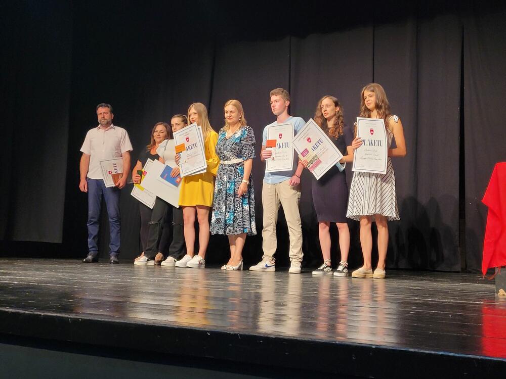 <p>Nagrade “Luča” i zahvalnice za učešće na raznim takmičenjima je dobilo 168 učenika bjelopolskih osnovnih i srednjih škola.</p>