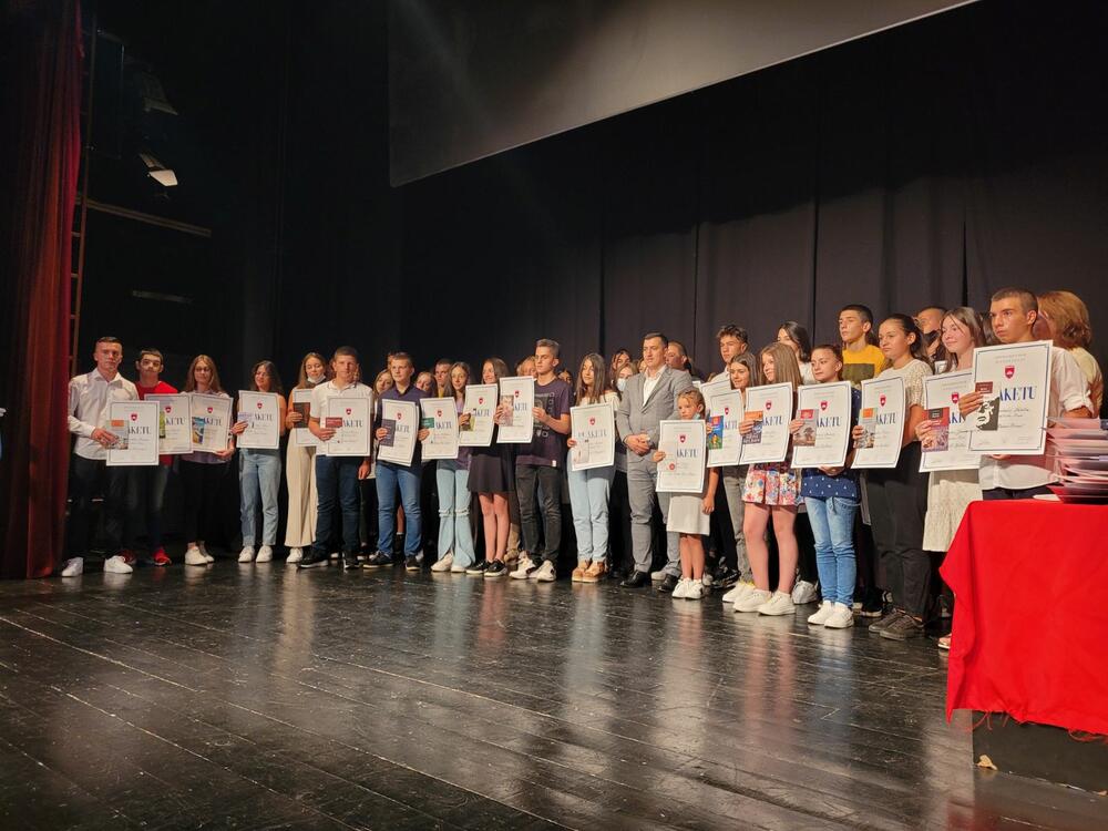 <p>Nagrade “Luča” i zahvalnice za učešće na raznim takmičenjima je dobilo 168 učenika bjelopolskih osnovnih i srednjih škola.</p>