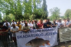 Protest ribara ispred Skupštine: Ograničenjem da ne mogu čamci...