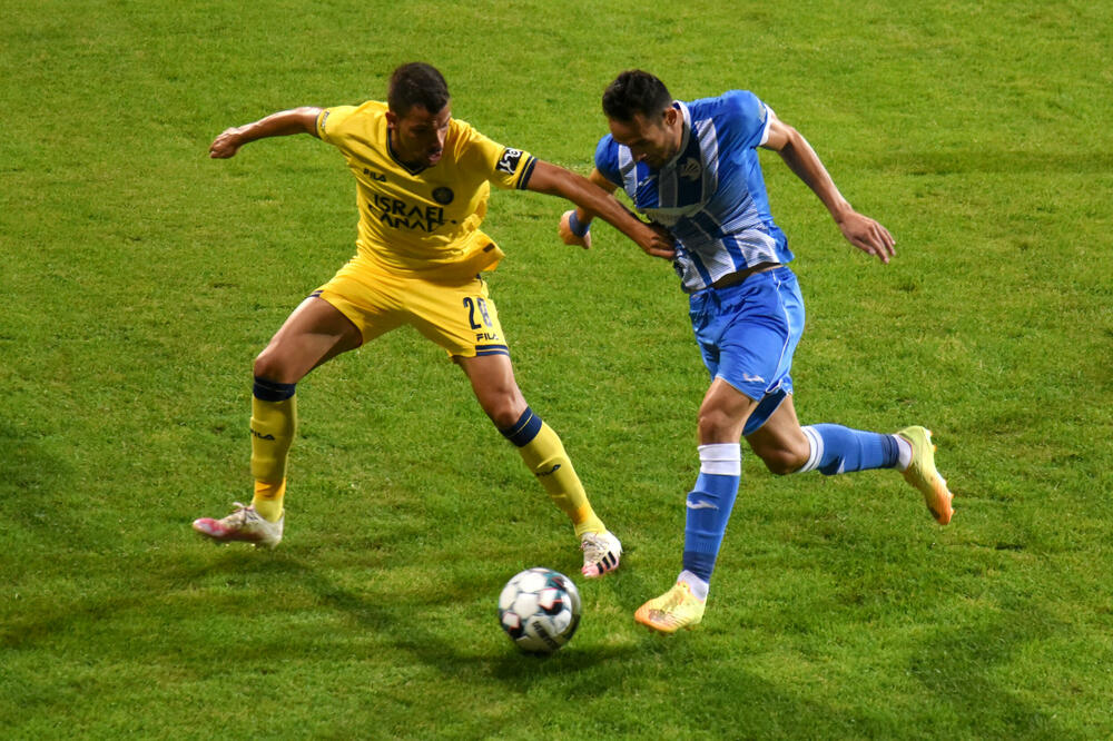 Detalj sa prve utakmice: duel Stijepovića i Almoga, Foto: BORIS PEJOVIC