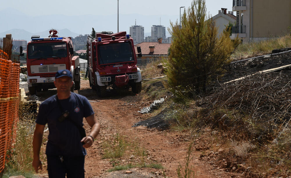 <p>Zbog sumnje da su požari na Gorici podmetnuti, imajući u vidu da je za kratko vrijeme vatra zahvatila više različitih lokacija, Služba zaštite i spasavanja Podgorice podnijela je krivičnu prijavu protiv NN lica</p>  <div contenteditable="false" tabindex="-1"> </div>
