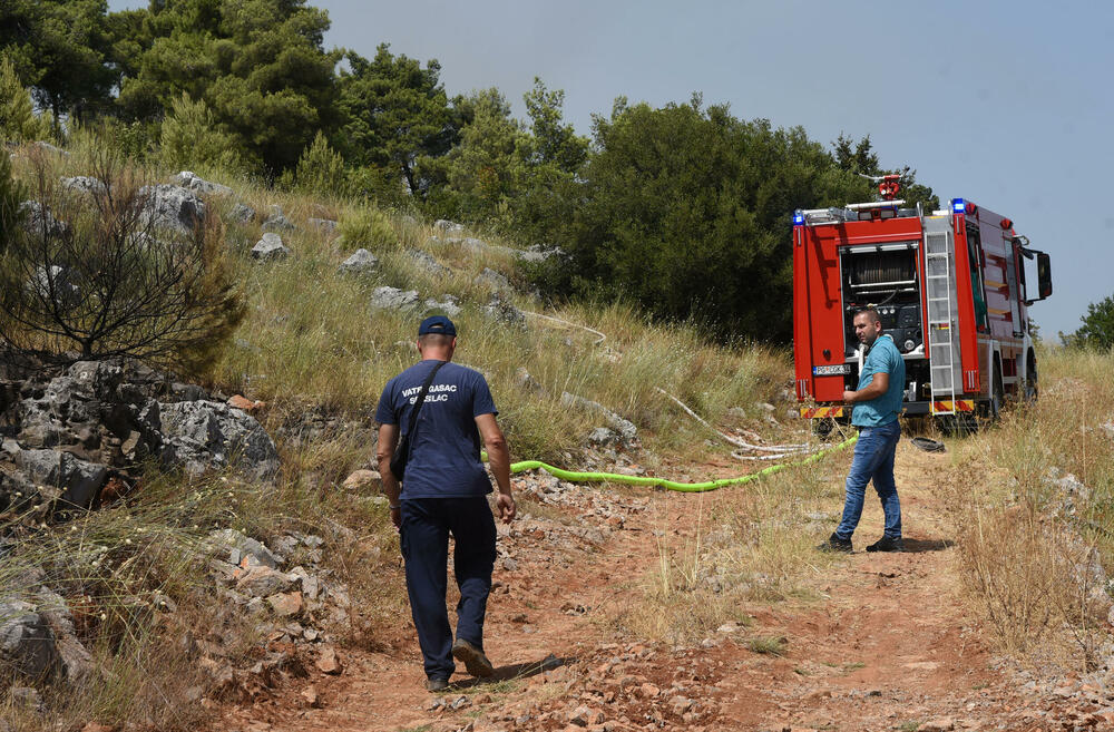 <p>Zbog sumnje da su požari na Gorici podmetnuti, imajući u vidu da je za kratko vrijeme vatra zahvatila više različitih lokacija, Služba zaštite i spasavanja Podgorice podnijela je krivičnu prijavu protiv NN lica</p>  <div contenteditable="false" tabindex="-1"> </div>