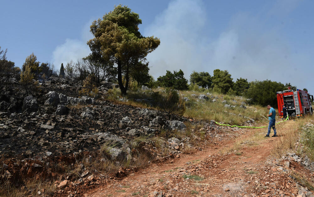 <p>Zbog sumnje da su požari na Gorici podmetnuti, imajući u vidu da je za kratko vrijeme vatra zahvatila više različitih lokacija, Služba zaštite i spasavanja Podgorice podnijela je krivičnu prijavu protiv NN lica</p>  <div contenteditable="false" tabindex="-1"> </div>
