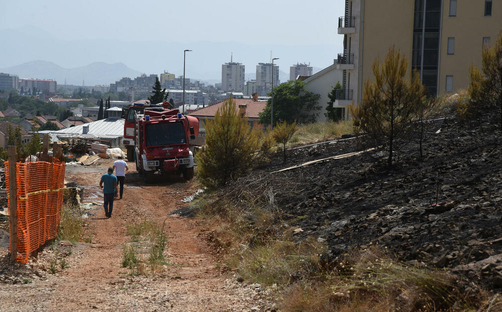 <p>Zbog sumnje da su požari na Gorici podmetnuti, imajući u vidu da je za kratko vrijeme vatra zahvatila više različitih lokacija, Služba zaštite i spasavanja Podgorice podnijela je krivičnu prijavu protiv NN lica</p>  <div contenteditable="false" tabindex="-1"> </div>
