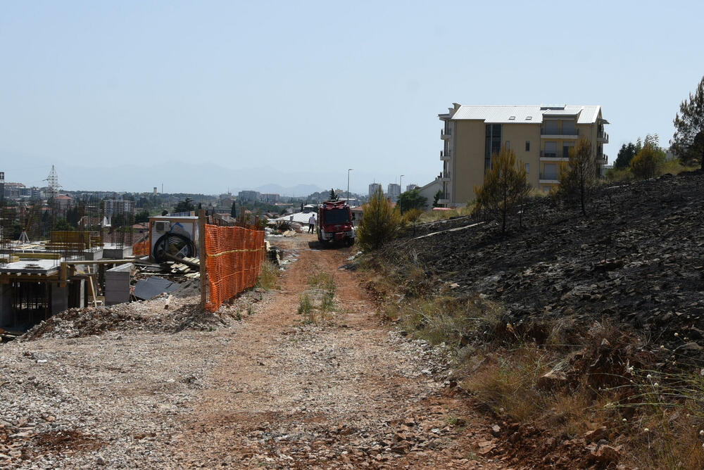 <p>Zbog sumnje da su požari na Gorici podmetnuti, imajući u vidu da je za kratko vrijeme vatra zahvatila više različitih lokacija, Služba zaštite i spasavanja Podgorice podnijela je krivičnu prijavu protiv NN lica</p>  <div contenteditable="false" tabindex="-1"> </div>