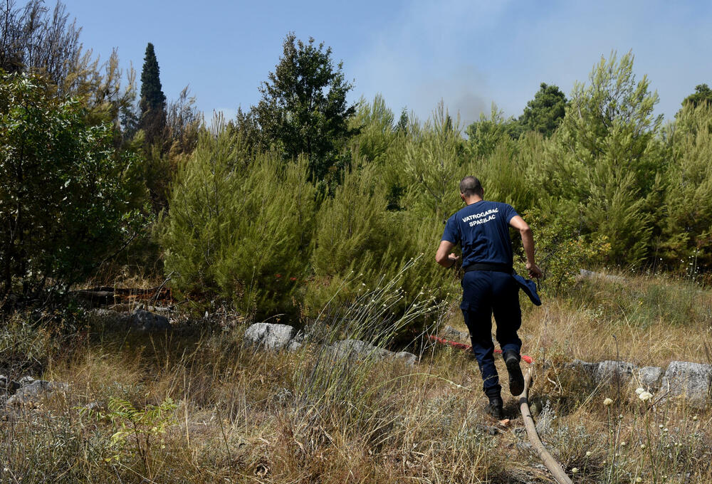 <p>Zbog sumnje da su požari na Gorici podmetnuti, imajući u vidu da je za kratko vrijeme vatra zahvatila više različitih lokacija, Služba zaštite i spasavanja Podgorice podnijela je krivičnu prijavu protiv NN lica</p>  <div contenteditable="false" tabindex="-1"> </div>