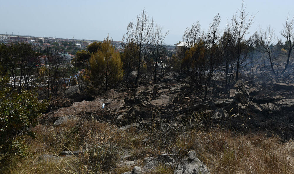 <p>Iz Glavnog grada potvrdili da su vatrogasci cisterne vodom punili na donjim kotama brda, jer je na gornjim “slabiji pritisak”. Opština Podgorica, kao ni većina drugih, nema evidenciju o posljedicama šumskih požara</p>