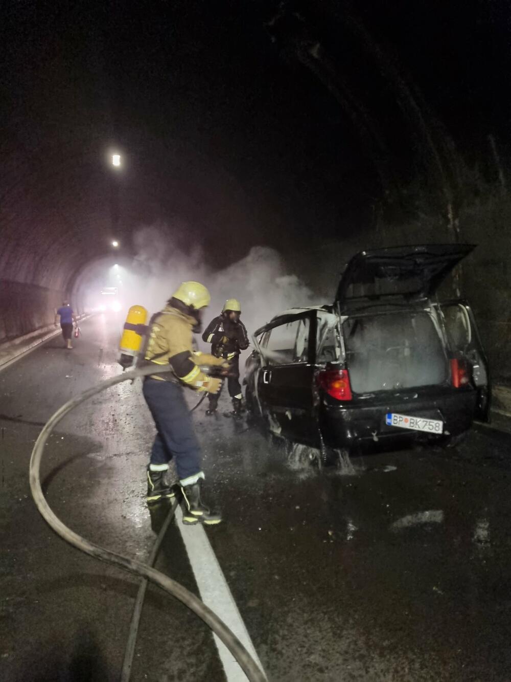 Automobil izgorio u tunelu