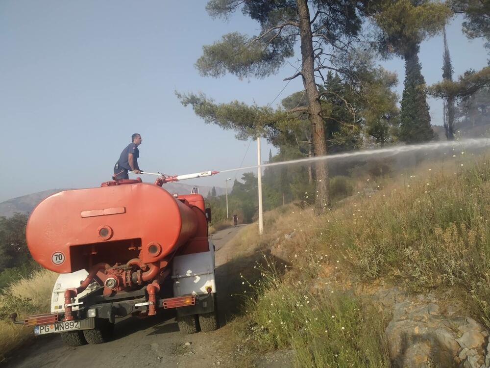 <p>Zbog sumnje da su požari na Gorici podmetnuti, imajući u vidu da je za kratko vrijeme vatra zahvatila više različitih lokacija, Služba zaštite i spasavanja Podgorice podnijela je krivičnu prijavu protiv NN lica</p>  <div contenteditable="false" tabindex="-1"> </div>