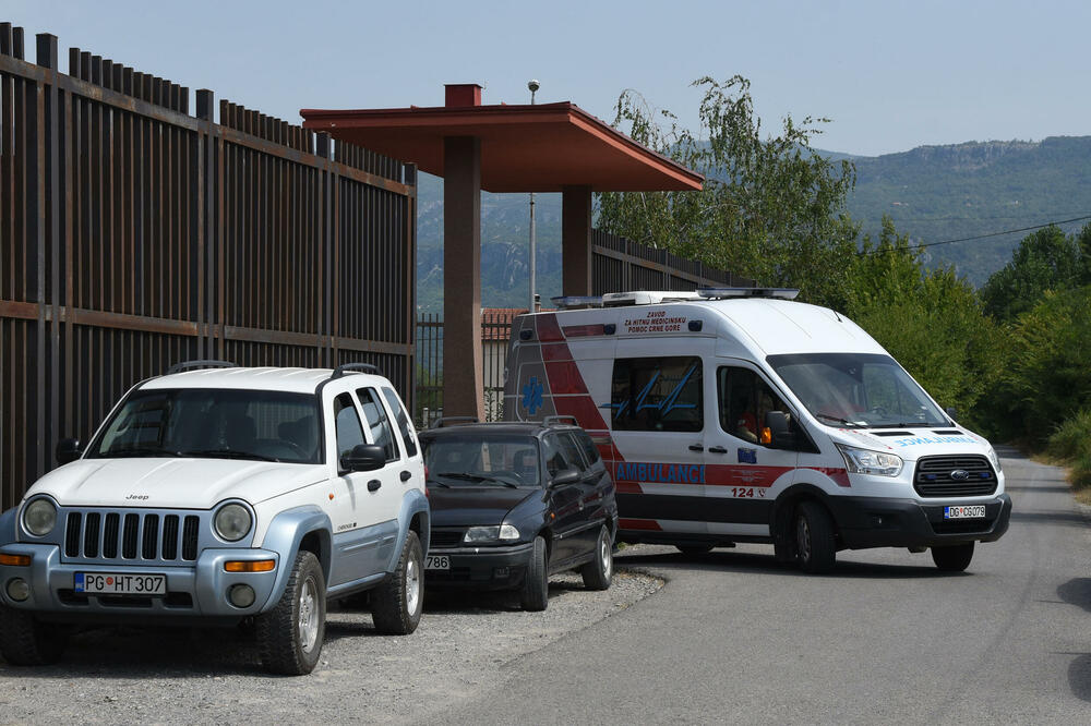 Ekipa Hitne medicinske pomoći nakon incidenta u Azilu, Foto: Luka Zekovic