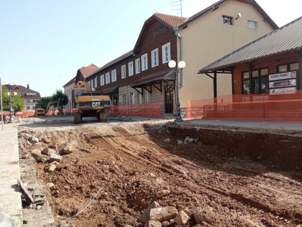 <p>Danima ulice u užem centru Kolašina zatvorene za saobraćaj i pješake, iz Sekretarijata kažu da se radovi ne mogu izvoditi po zimi i kiši</p>