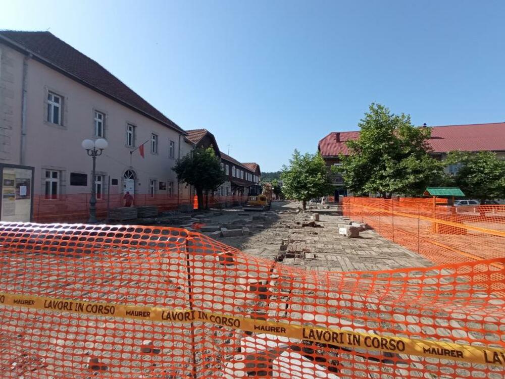 <p>Danima ulice u užem centru Kolašina zatvorene za saobraćaj i pješake, iz Sekretarijata kažu da se radovi ne mogu izvoditi po zimi i kiši</p>