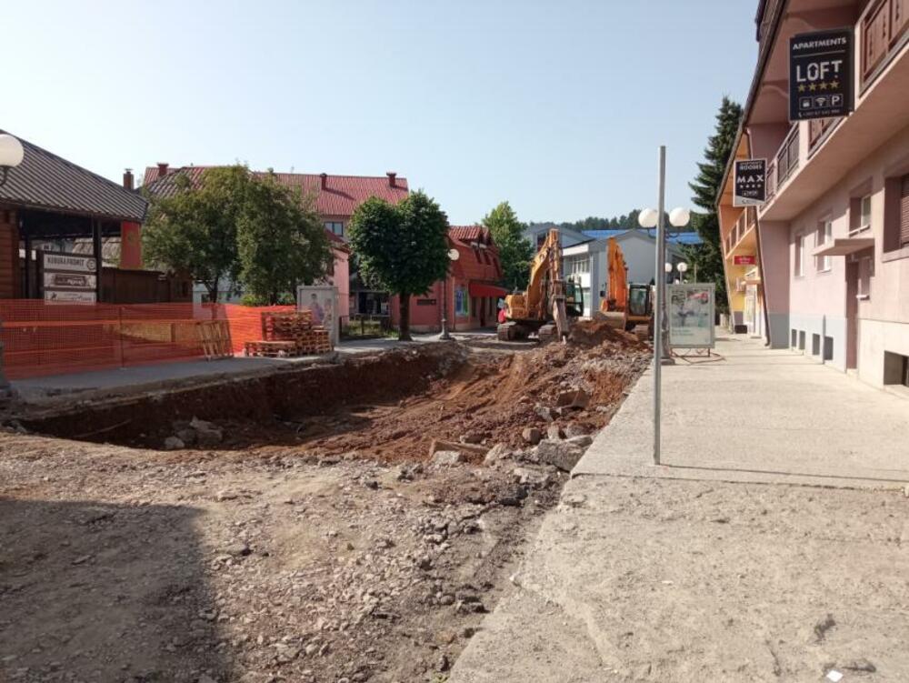 <p>Danima ulice u užem centru Kolašina zatvorene za saobraćaj i pješake, iz Sekretarijata kažu da se radovi ne mogu izvoditi po zimi i kiši</p>