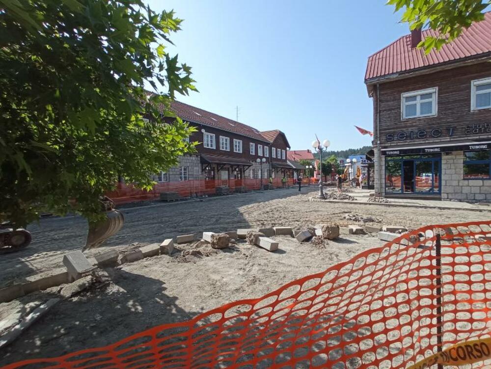 <p>Danima ulice u užem centru Kolašina zatvorene za saobraćaj i pješake, iz Sekretarijata kažu da se radovi ne mogu izvoditi po zimi i kiši</p>