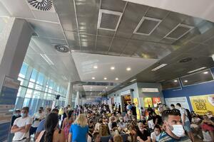 Putnici na aerodromu u Tivtu čekali više od šest sati da polete