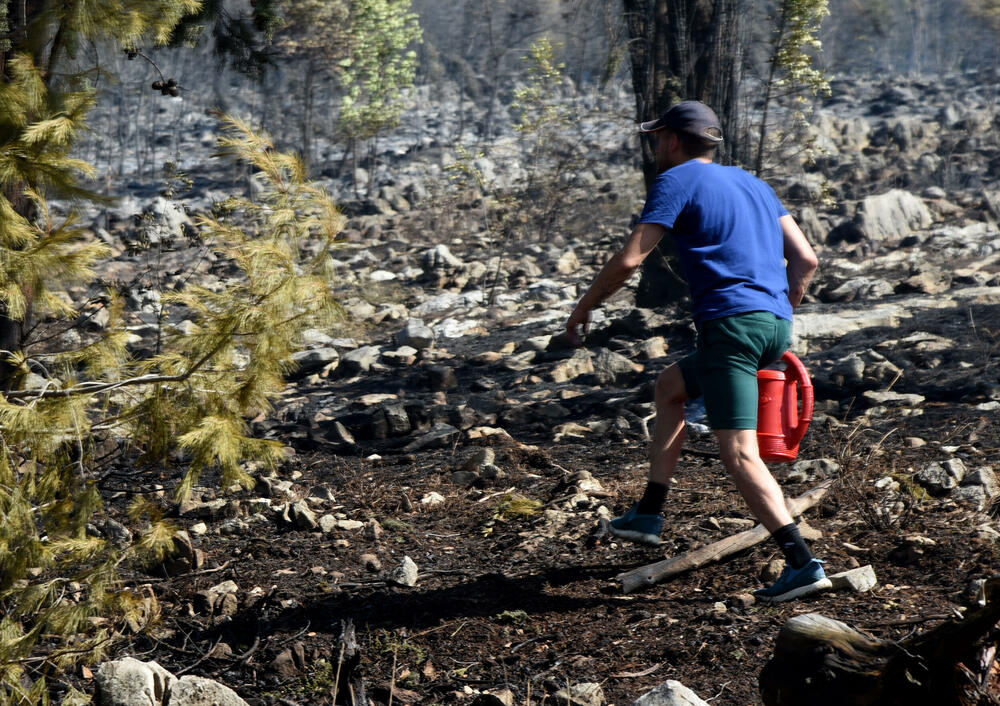 <p>Iz Glavnog grada potvrdili da su vatrogasci cisterne vodom punili na donjim kotama brda, jer je na gornjim “slabiji pritisak”. Opština Podgorica, kao ni većina drugih, nema evidenciju o posljedicama šumskih požara</p>