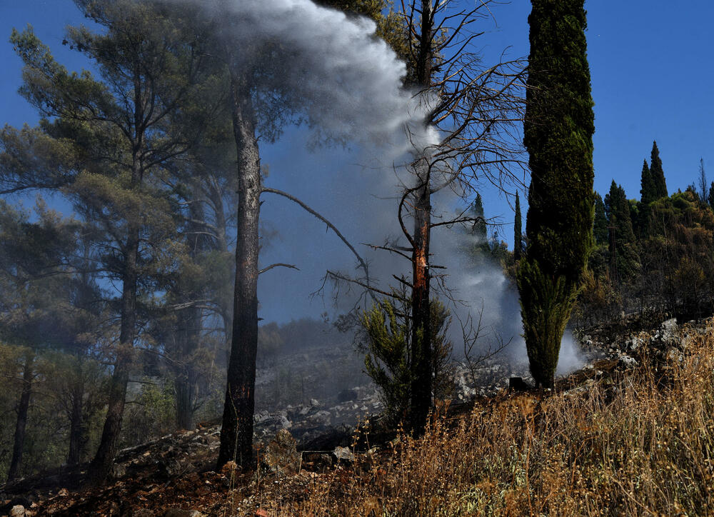 <p>Iz Glavnog grada potvrdili da su vatrogasci cisterne vodom punili na donjim kotama brda, jer je na gornjim “slabiji pritisak”. Opština Podgorica, kao ni većina drugih, nema evidenciju o posljedicama šumskih požara</p>