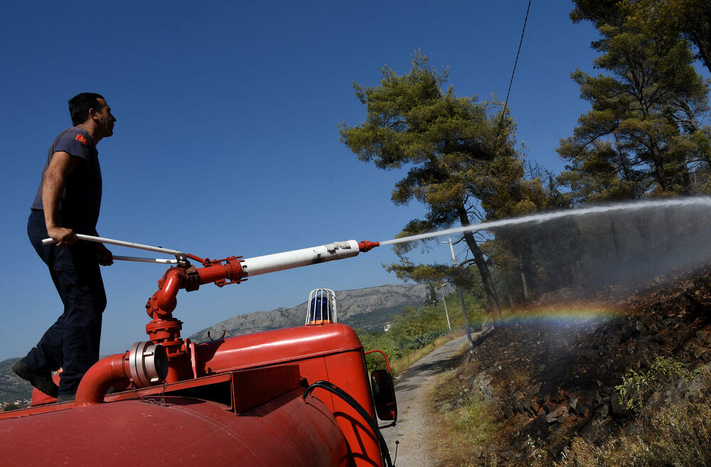 <p>Na Gorici je danas ponovo aktivan veliki požar, a vatra je "progutala" borove, travu i nisko rastinje. Požar nošen vjetrom prebacio se prema podnožju Gorice sa strane Zagoriča.</p>  <p>Pogledajte fotografije koje je zabilježio fotoreporter "Vijesti" Luka Zeković.</p>