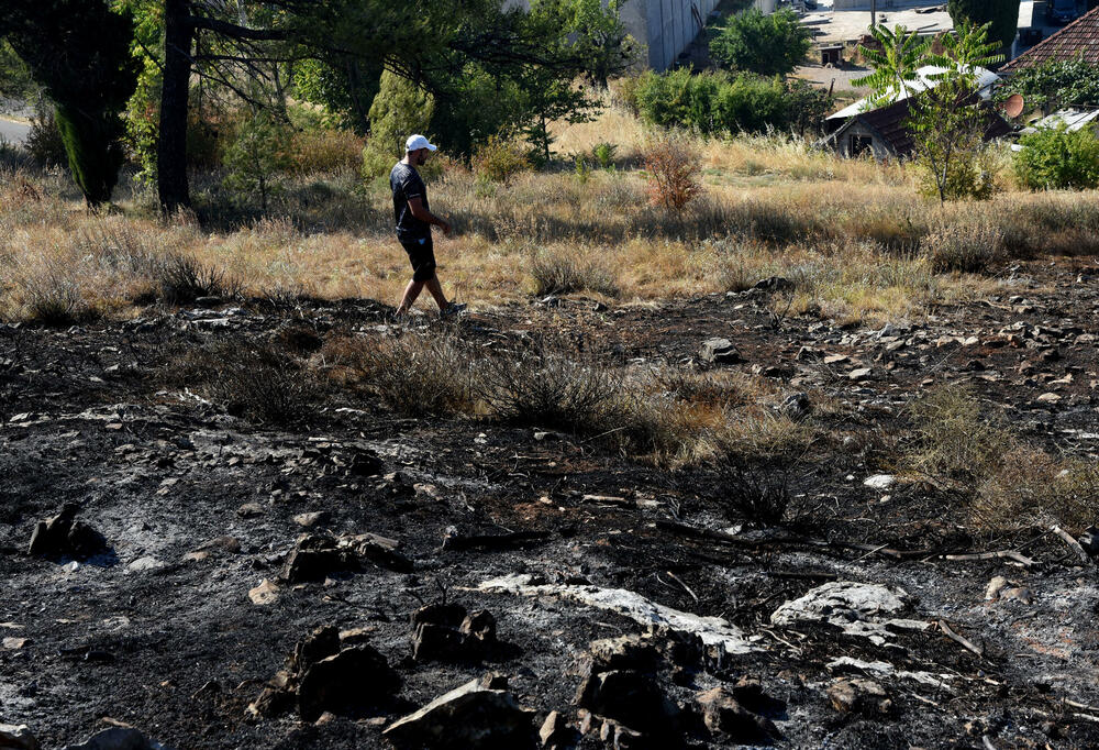 <p>Na Gorici je danas ponovo aktivan veliki požar, a vatra je "progutala" borove, travu i nisko rastinje. Požar nošen vjetrom prebacio se prema podnožju Gorice sa strane Zagoriča.</p>  <p>Pogledajte fotografije koje je zabilježio fotoreporter "Vijesti" Luka Zeković.</p>