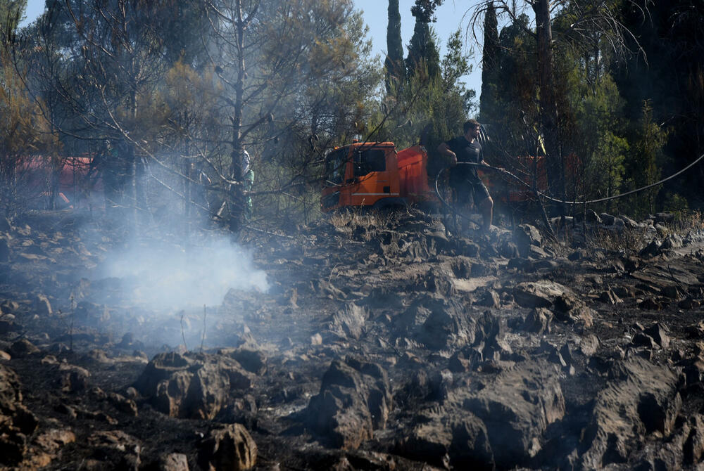 <p>Iz Glavnog grada potvrdili da su vatrogasci cisterne vodom punili na donjim kotama brda, jer je na gornjim “slabiji pritisak”. Opština Podgorica, kao ni većina drugih, nema evidenciju o posljedicama šumskih požara</p>