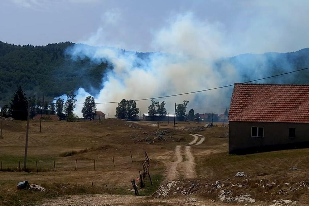 Selo je u opasnosti da sve barake ne izgore, Foto: Privatna arhiva