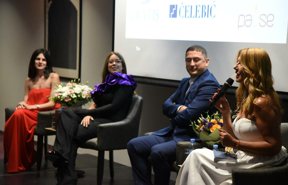 <p>U sklopu promocije romana "Kada udari grom" organizovano humanitarno veče</p>