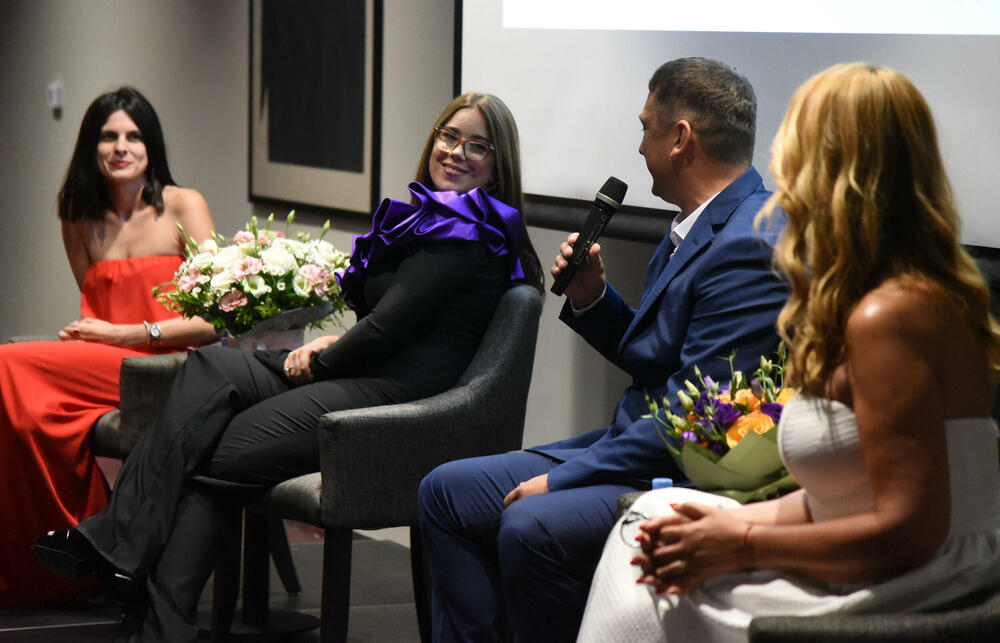 <p>U sklopu promocije romana "Kada udari grom" organizovano humanitarno veče</p>