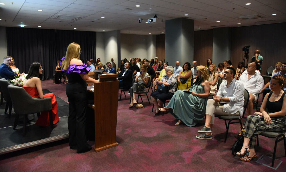 <p>U sklopu promocije romana "Kada udari grom" organizovano humanitarno veče</p>