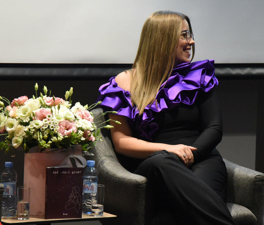 <p>U sklopu promocije romana "Kada udari grom" organizovano humanitarno veče</p>