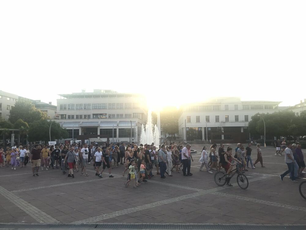 <p>Grupa građana se okupila oko 19 časova i prošetala ulicama u centru grada</p>