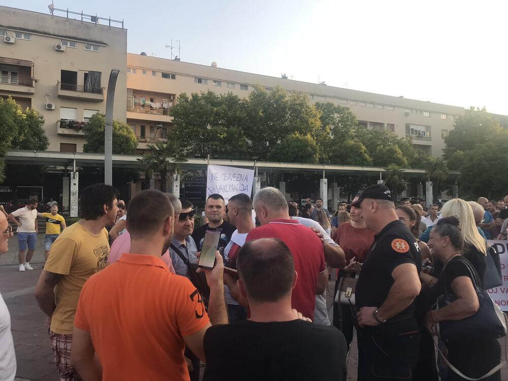 <p>Grupa građana se okupila oko 19 časova i prošetala ulicama u centru grada</p>